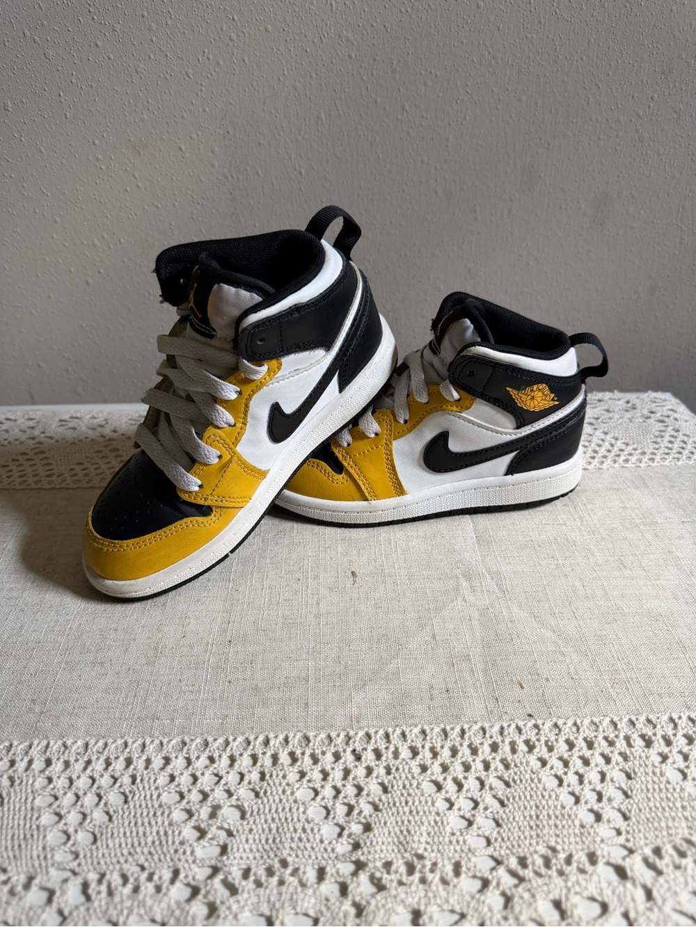 Nike Air Jordan 1 Mid Yellow & Black Kids Sneakers Size 11.5C
Shoes DQ8424-701